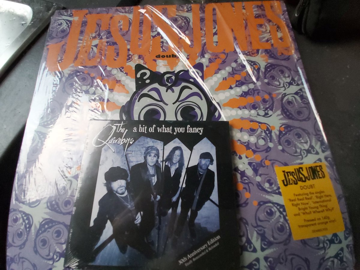 kendall_laceyUK's tweet image. Birthday treats! #nov20th @jesusjonesband @TheQuireboys 
😃