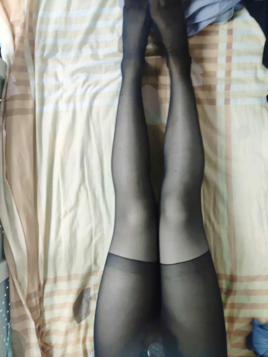 suicey1's tweet photo. 发张带锁的黑丝照片。
哎，肩宽骨架大有什么可以穿的cos服呢？
#贞操锁 #平板锁 #伪娘 #男娘 #女装 https://t.co/otJQjK0Xdr