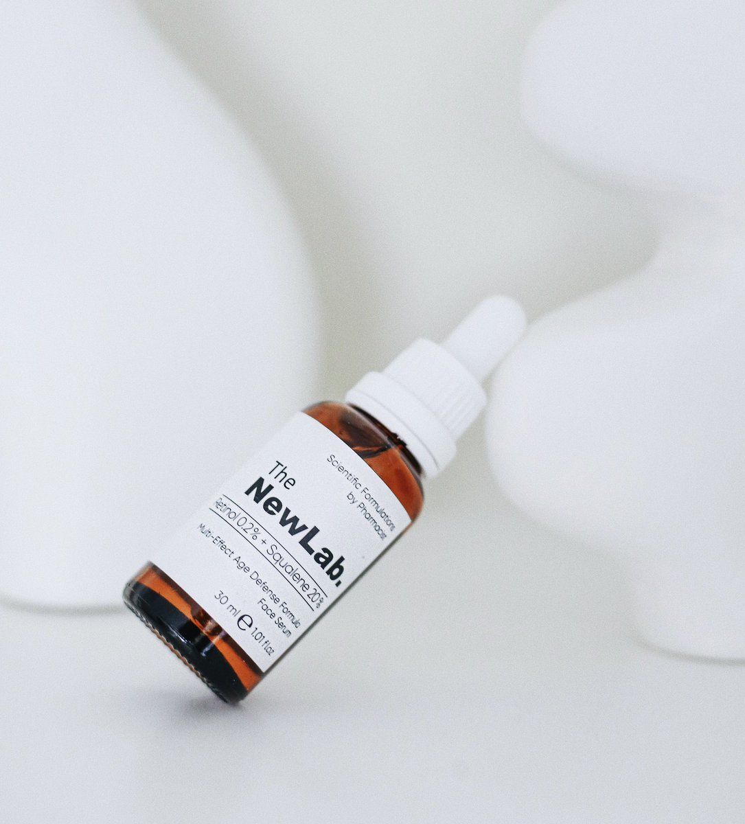 NewlabThe's tweet photo. #Retinol Serum kırışıklıkları önlerken cildi nemlendirir. Gözenekleri sıkılaştırmaya, cilt tonunu aydınlatıp eşitlemeye, koyu lekeleri önlemeye de yardımcı olur! 🤍
#TheNewLab #YenilenmeZamanı #YaşlanmaKarşıtı #FaceSerum #Vegan #CrueltyFree #ParebenFree https://t.co/52j8V3lIk1