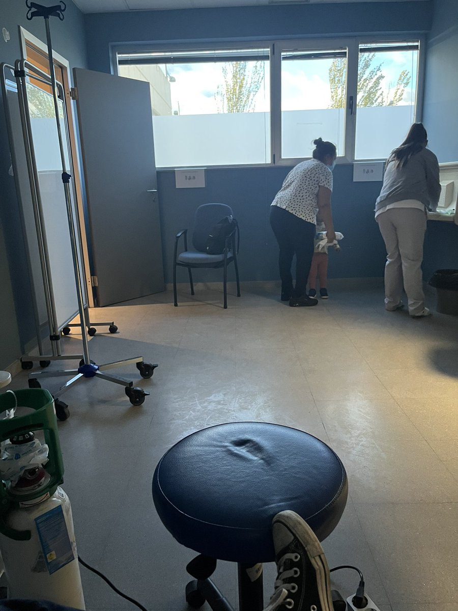 Lo de la izquierda es el oxígeno al que está conectado mi bebé de 20 días con bronquiolitis. Los tres, la botella, el bebé y yo, llevamos desde esta mañana en un pasillo del hospital porque no hay camas para ingresar. El peligro no son las huelgas, <a href="/IdiazAyuso/">Isabel Díaz Ayuso</a>, sino usted