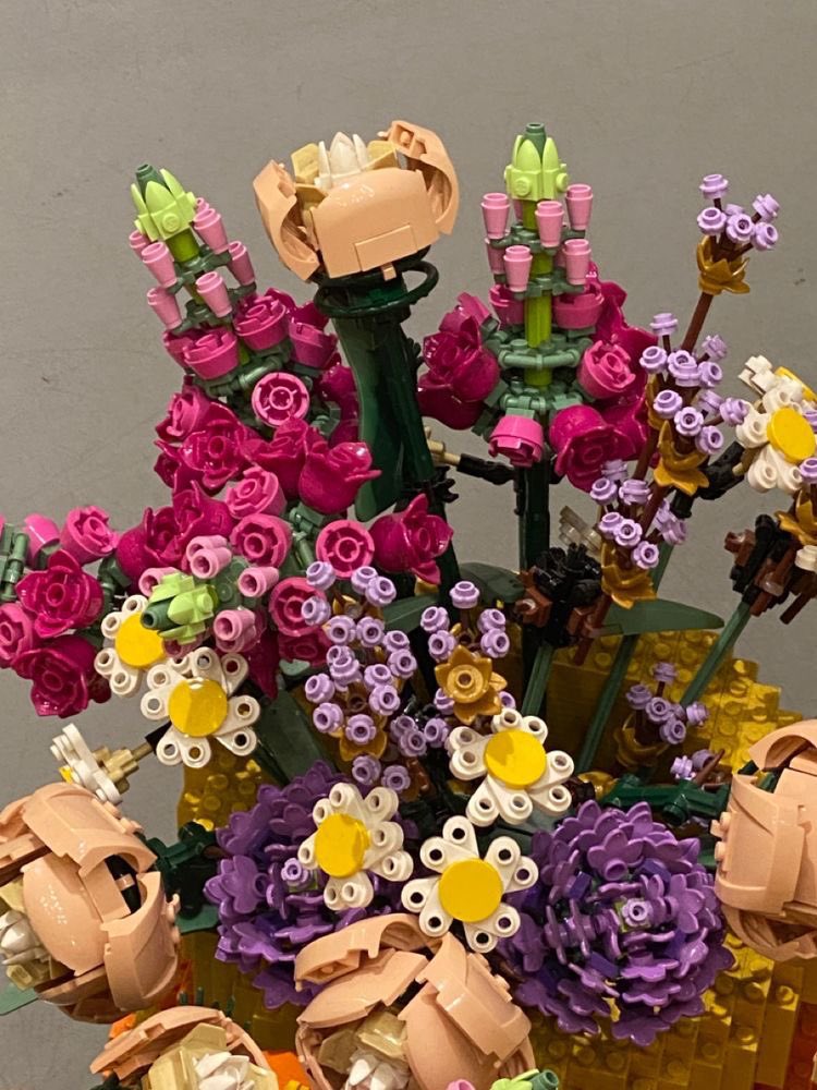 let’s build lego flowers together 💐