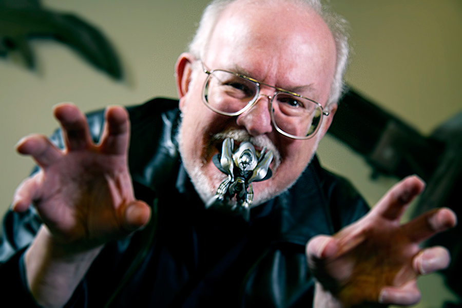 Wie traurig: Greg Bear ist am 19.11. im Alter von 71 Jahren gestorben. Ihn hätten wir so gerne auch mal eingeladen:  Seine Bücher mixen clevere Ideen, schamlose Unterhaltsamkeit und handwerkliche Sorgfalt. Ad astra, Garnspinner. #SF #GregBear