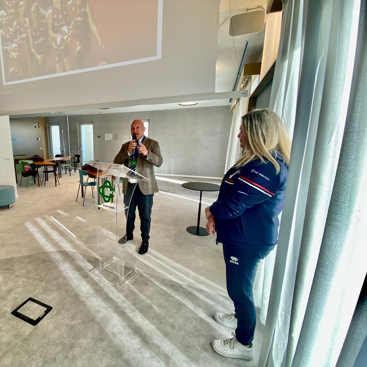 "Siamo lucani, siamo comunità e come banca del territorio siamo motore di coesione sociale." Così oggi la nostra presidente <a href="/TFiordelisi/">teresa fiordelisi</a>, durante l'incontro in #CasaBccBasilicata con la Basilia Basket Potenza.
#siamolucani #siamocomunità bccbasilicata.com/bcc-basilicata…