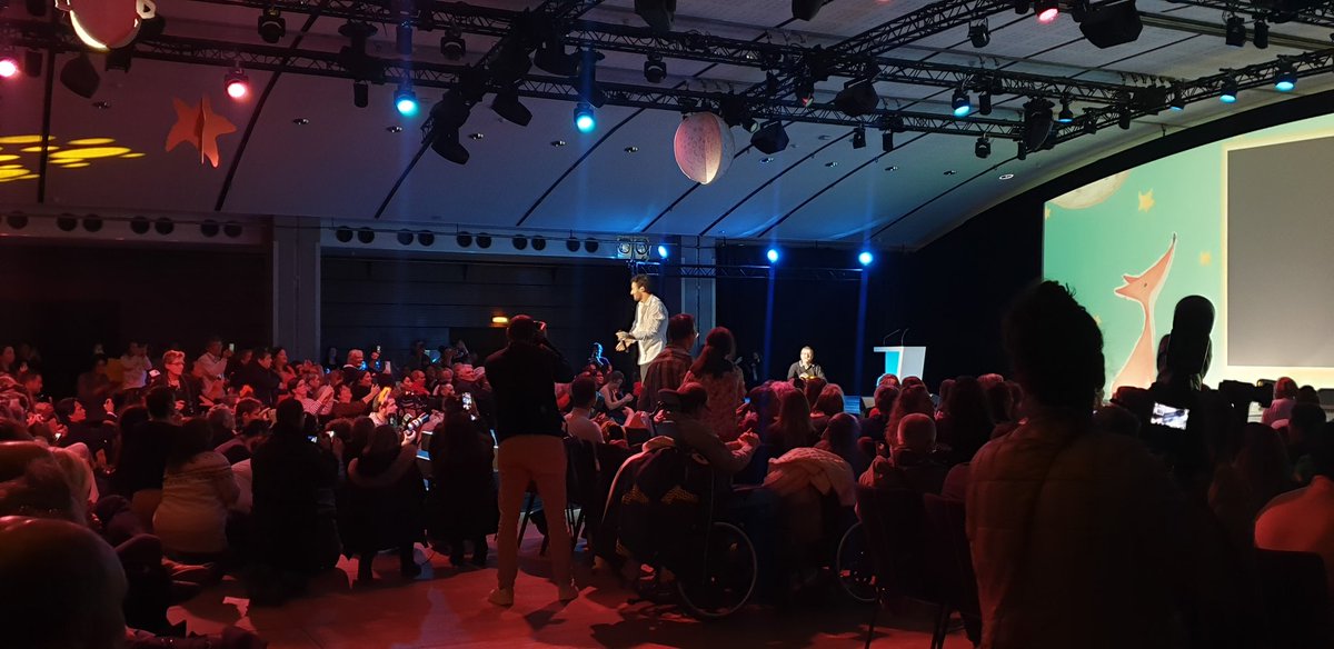 APAJH's tweet photo. #TropheesAPAJH2022 

Toute la salle était prête à recevoir @Amir_Off qui a emporté tout le monde avec ses plus grandes chansons 🤩🥳 https://t.co/sOSpca9OFU
