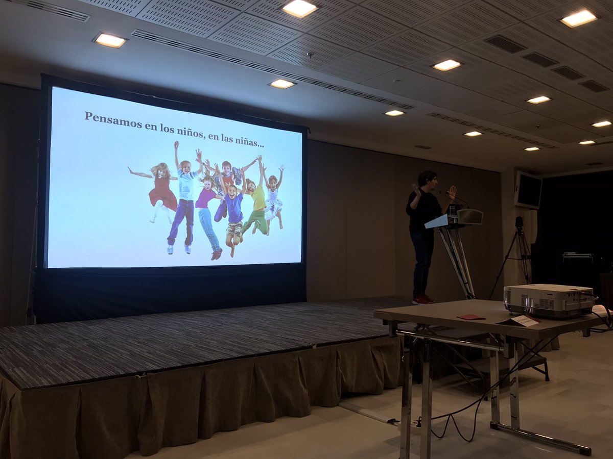 AnaMHernande's tweet photo. ¿Qué merece ser disfrutado? ¿Te has parado a pensarlo? “Conectando” con César Bona en #eTwconfnacional @eTwinning_es https://t.co/pwWYD4ELqn