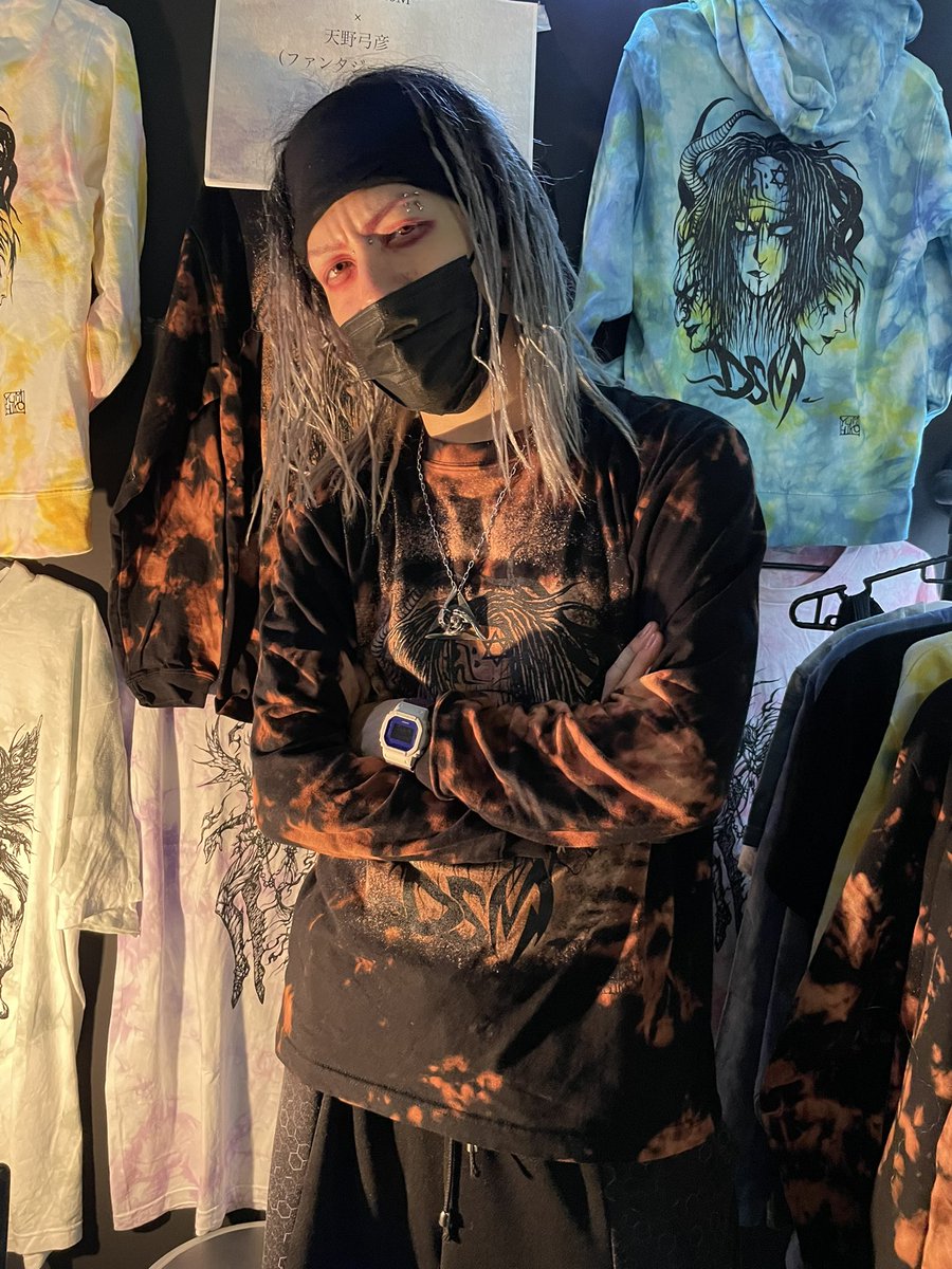ma_mi_0502's tweet photo. デザフェス2日目はtwitterで見かけたドラゴンシュシュとドクロブレスレットを買いに南館へ行ったよ😉ガリュウホンポのお目当てポーチはなかったけど、GABさんのライブペイント完成見れてよかった😊最後はもちろんまっつんのブースに行ってきました🥰
#デザフェス #ガリュウホンポ
#DyeingStudioM https://t.co/8RqQ2JfjZu