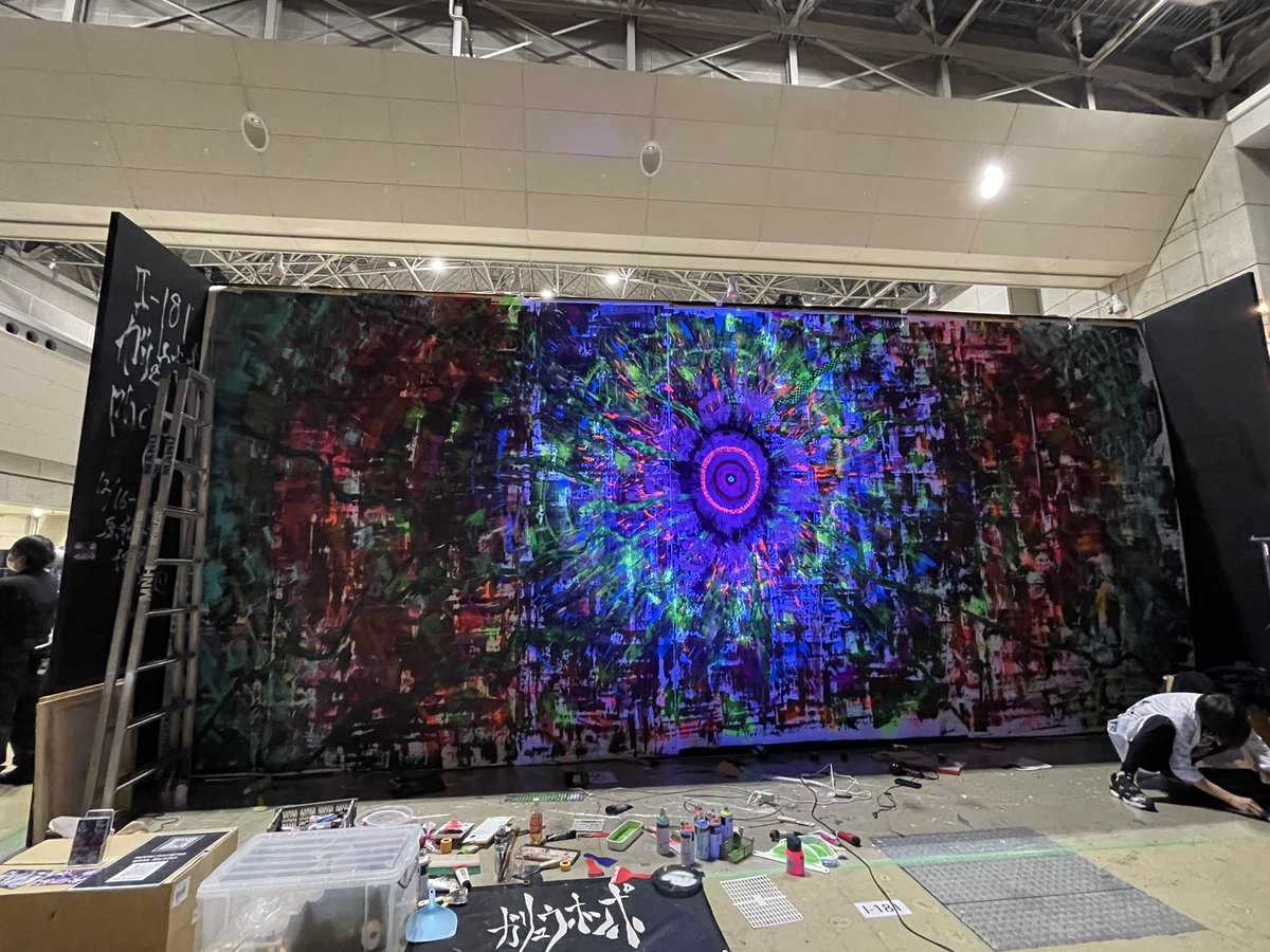 ma_mi_0502's tweet photo. デザフェス2日目はtwitterで見かけたドラゴンシュシュとドクロブレスレットを買いに南館へ行ったよ😉ガリュウホンポのお目当てポーチはなかったけど、GABさんのライブペイント完成見れてよかった😊最後はもちろんまっつんのブースに行ってきました🥰
#デザフェス #ガリュウホンポ
#DyeingStudioM https://t.co/8RqQ2JfjZu