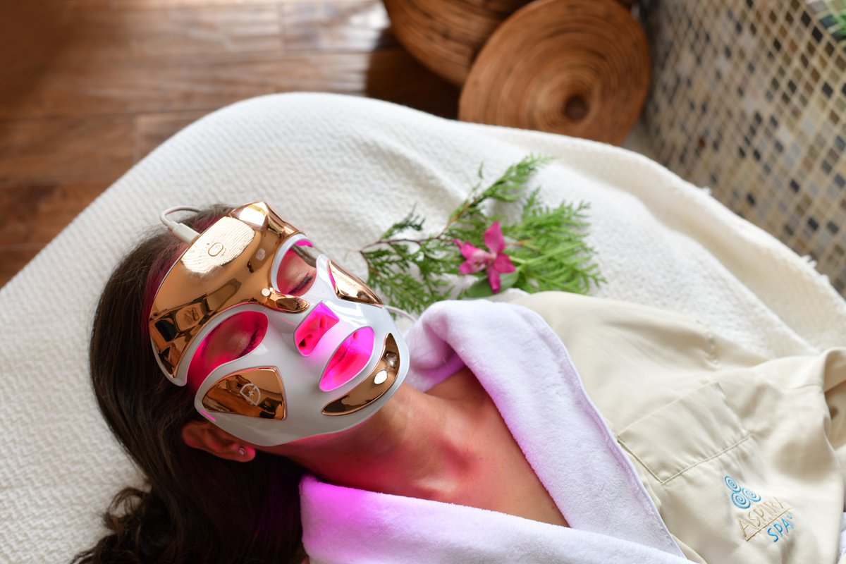 aspiraspa's tweet photo. What is LED Light Therapy, you ask? ✨

An LED mask, now available for purchase in our Boutique, increases collagen in your skin, which reduces the appearance of lines and wrinkles. It also targets bacteria, which helps stop the cycle of breakouts. https://t.co/pb4Bc9o2HQ