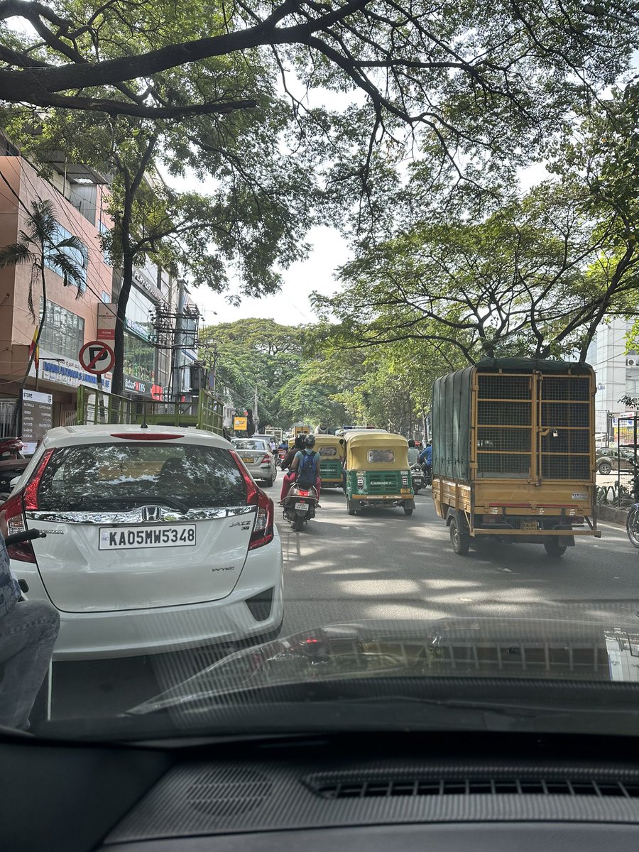 svatsa's tweet photo. @BlrCityPolice Please take action for illegal parking here - https://t.co/BZnEoPESzq it’s a recipe for disaster. The traffic coming from the Delmia flyover is obstructed due to illegal parking. https://t.co/0tK33SU7hw