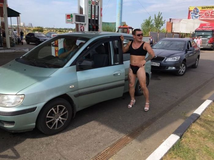 absurtolaylar's tweet photo. Rusya'da bir benzin istasyonu bikini ile gelen herkese bedava benzin kampanyası başlatmış. İstasyonu güzel kadınların basacağını zanneden çalışanlar biraz şaşırmış açıkçası. https://t.co/1rqzKnMj78