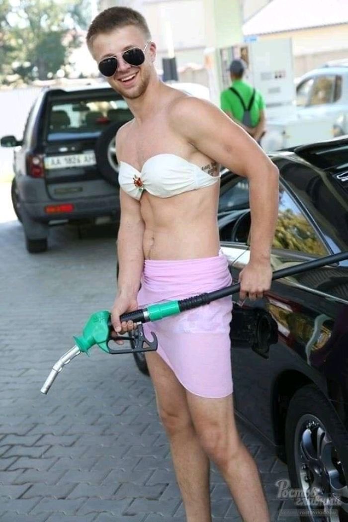 absurtolaylar's tweet photo. Rusya'da bir benzin istasyonu bikini ile gelen herkese bedava benzin kampanyası başlatmış. İstasyonu güzel kadınların basacağını zanneden çalışanlar biraz şaşırmış açıkçası. https://t.co/1rqzKnMj78