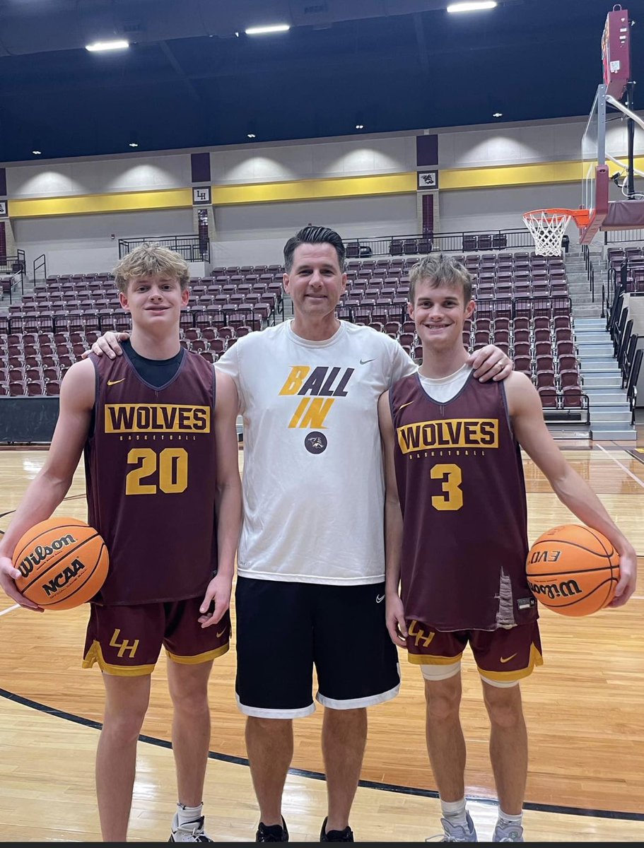 ChrisPenningt20's tweet photo. Excited to get to watch my bro and my two nephews hoop tonight in Little Rock! Go Wolves! @coachscottyp @_zacp3 @ZaneP_3 https://t.co/cF60Bsgio5