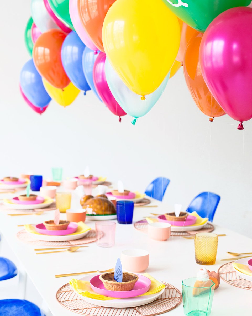 BalloonTime's tweet image. This colorful and cheery table decor will surely set the mood for your #Friendsgiving gathering. 🦃 🎈