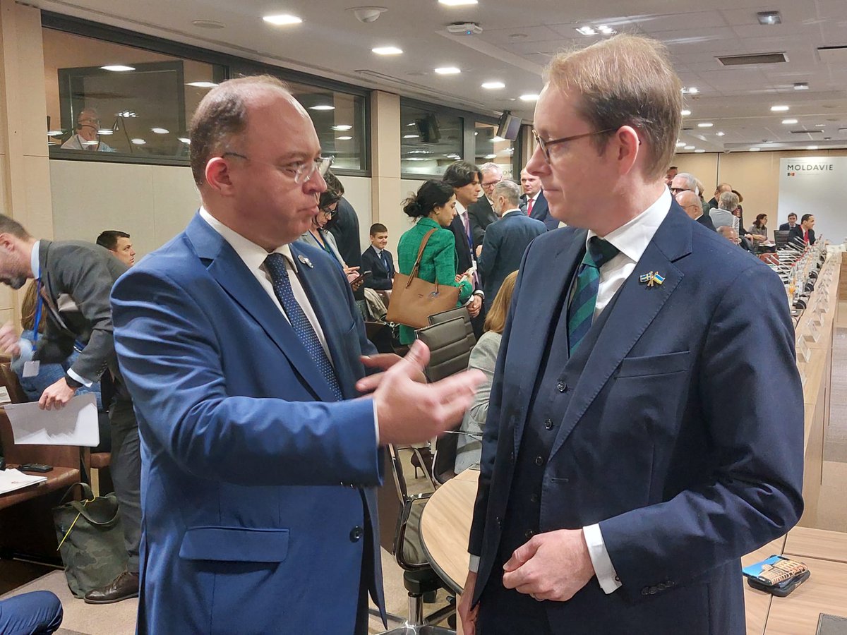 ROEmbSweden's tweet photo. Ministrul de externe al României, ES Bogdan Aurescu, într-o discuție cu omologul suedez, ES Tobias Billström, cu ocazia celei de-a treia Conferințe ministeriale a Platformei de Sprijin pentru Republica Moldova, Paris, 21 noiembrie a.c. https://t.co/QjOLlnHCi8