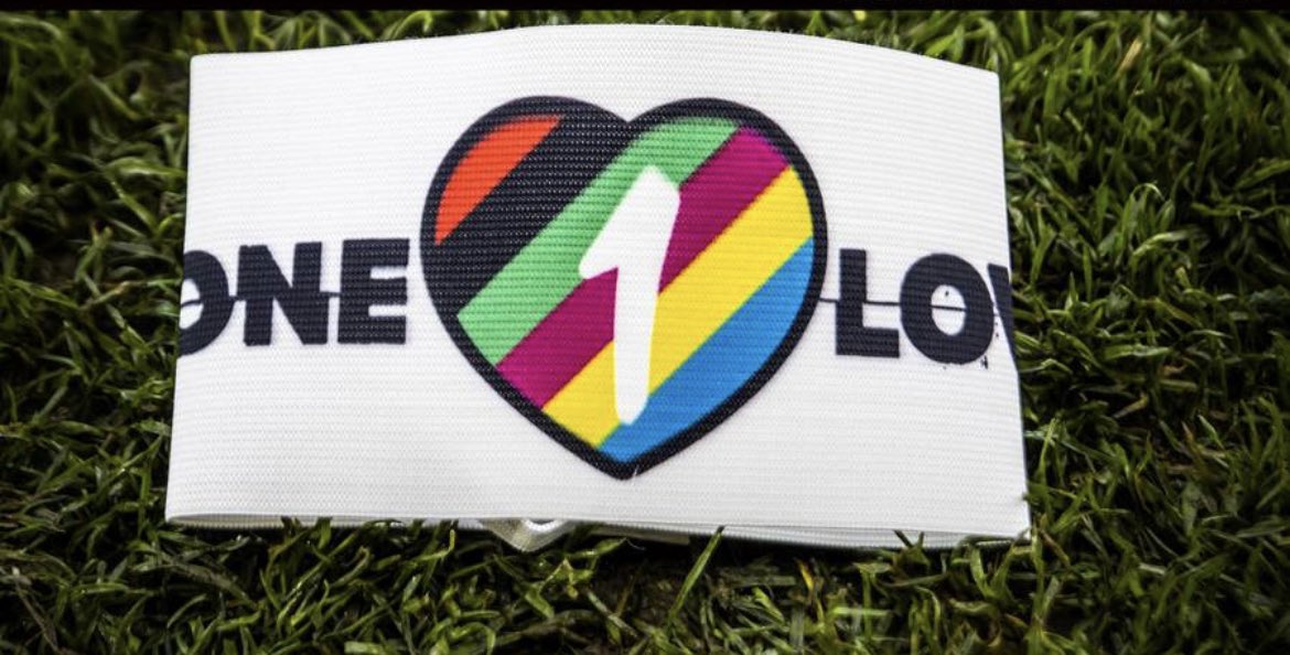 Im Iran riskieren Frauen ihr Leben für ihre Freiheit. Und was machen die hochbezahlten Fussballer? Sie schaffen es noch nicht mal, eine #OneLovebinde zu tragen. Aus Angst vor einer gelben Karte. #BoycottQatar2022 #FIFAWorldCup #Katar #FussballWM