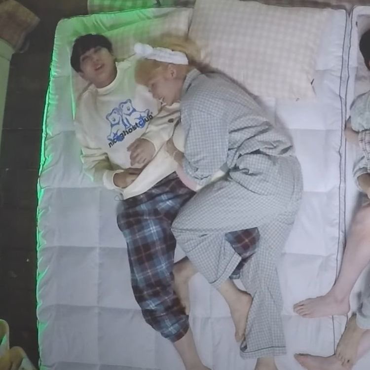lluciuskun's tweet photo. две одинаковые фотки😭 https://t.co/EG2MZc88VV