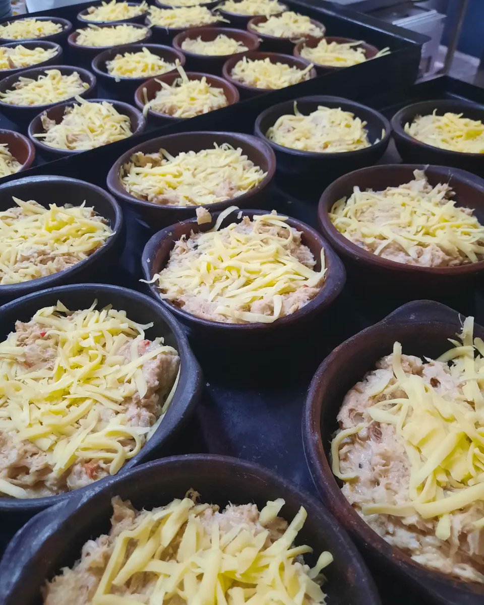 CocinamarChile's tweet photo. Taller de Turismo Gastronómico en Caletas 🌊🐟 junto a pescadoras, recolectoras de orilla de la Región de Los Ríos en #CaletaLosMolinos @subturismo @SubpescaCL. Degustación de platos con identidad y productos locales. https://t.co/KQrFU631cg