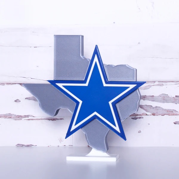Victory Monday, Cowboys fans! Get this 3D printed stand so you can admire your favorite team every day. shop.blossomers.com/products/dalla…
