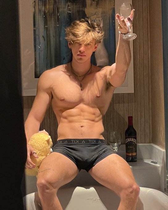 Me after everyone confessing their love https://t.co/1TBIeDg4MS