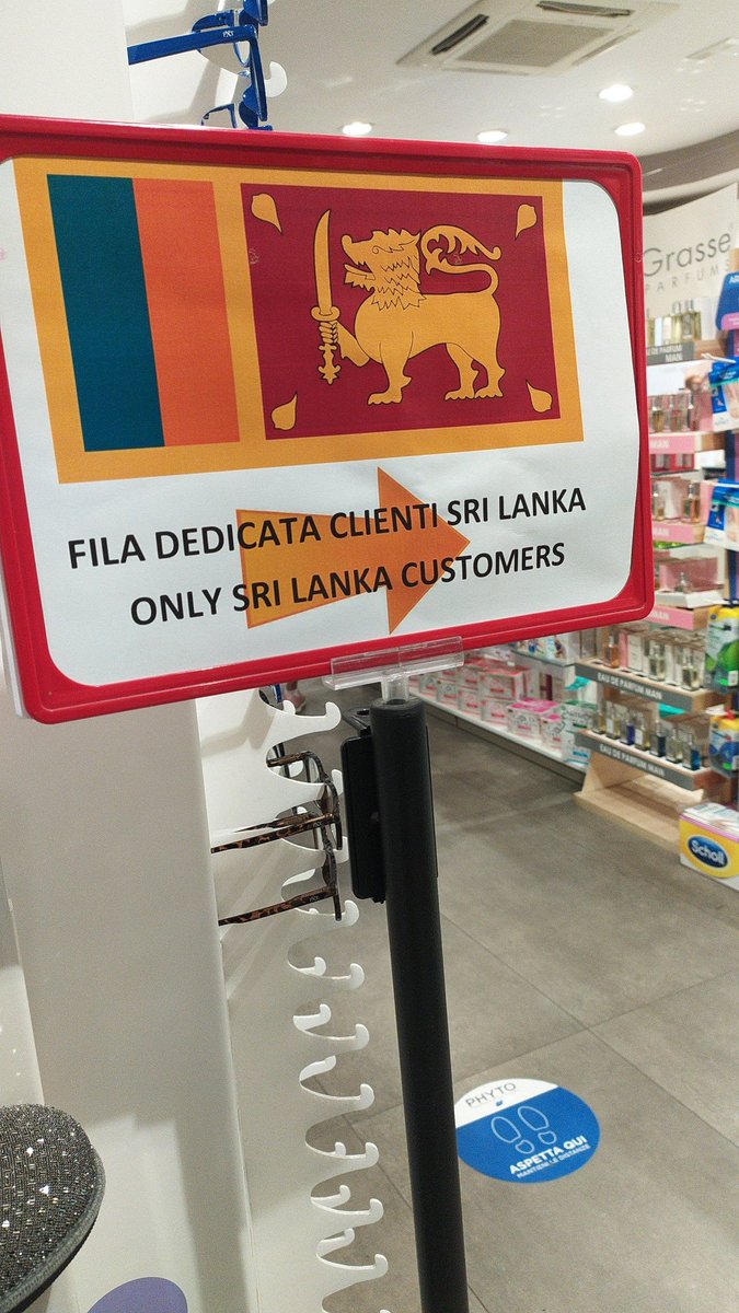 MellonCollie__'s tweet photo. Sono pazza io o istituire una fila a parte per gli stranieri in un esercizio commerciale di modo che si interfacci con un dipendente del suo stesso paese è altrettanto razzista? (in una farmacia) https://t.co/NO91VgEeBG
