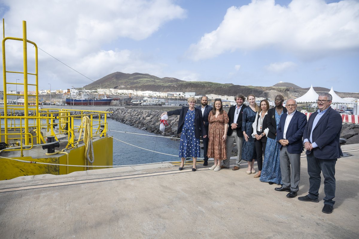 SPEGC's tweet photo. La empresa noruega Ocean Oasis presenta el prototipo Gaia para la #desalación de agua mediante #energíaundimotriz, que se probará en el banco de ensayos de la @plocan.

Oceans Oasis ha recibido el apoyo de la #SPEGC a través del instrumento de financiación #Innverpyme. https://t.co/F6uQiLgPDp