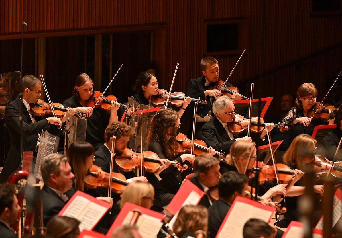 We’re back <a href="/WimbledonWIMF/">Wimbledon International Music Festival</a> this Sunday for an evening of exceptional works for string orchestra. 🎻

Our oboist Timothy Rundle is the soloist in Vaughan Williams’s Oboe Concerto, and we’ll also be playing works by Bartók and Mahler.

🎟 philharmonia.co.uk/whats-on/wimbl…