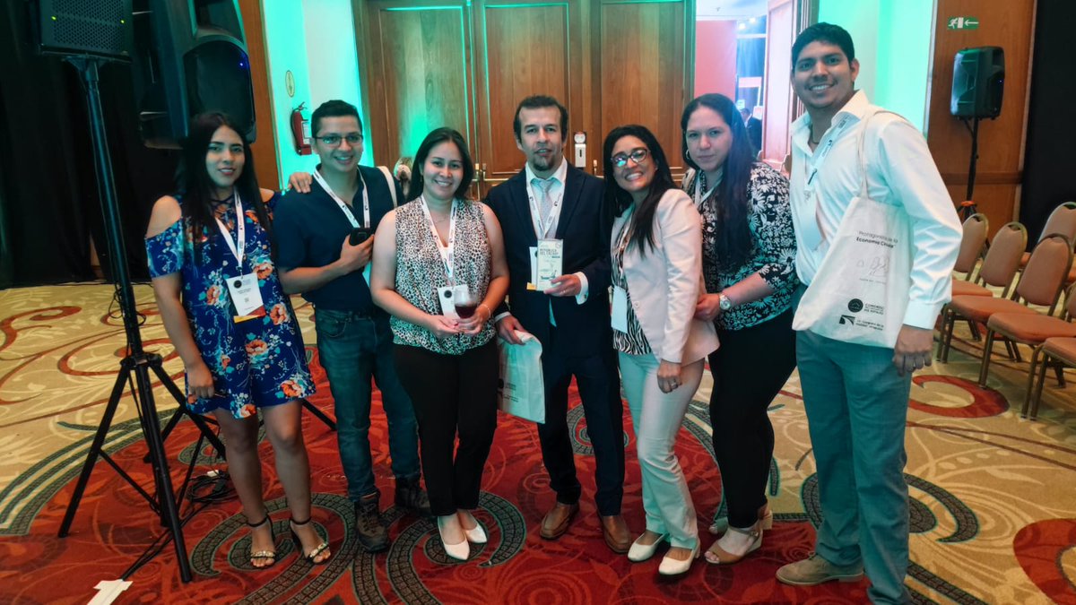 Los estudiantes <a href="/FictESPOL/">FICT ESPOL</a> entregaron un detallito de agradecimiento a <a href="/cfonsecai/">Claudio Fonseca</a> por su apoyo en charlas. #XXCILA momentos de reencuentro!