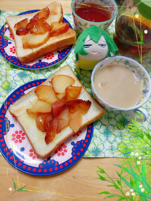 こんな時間にバタートーストを食べたくなる呪いにかけられてしまった増殖させればこの呪いは解けるのでは。(リング方式)りんごのコンポート添えバタートースト、くらえ! 