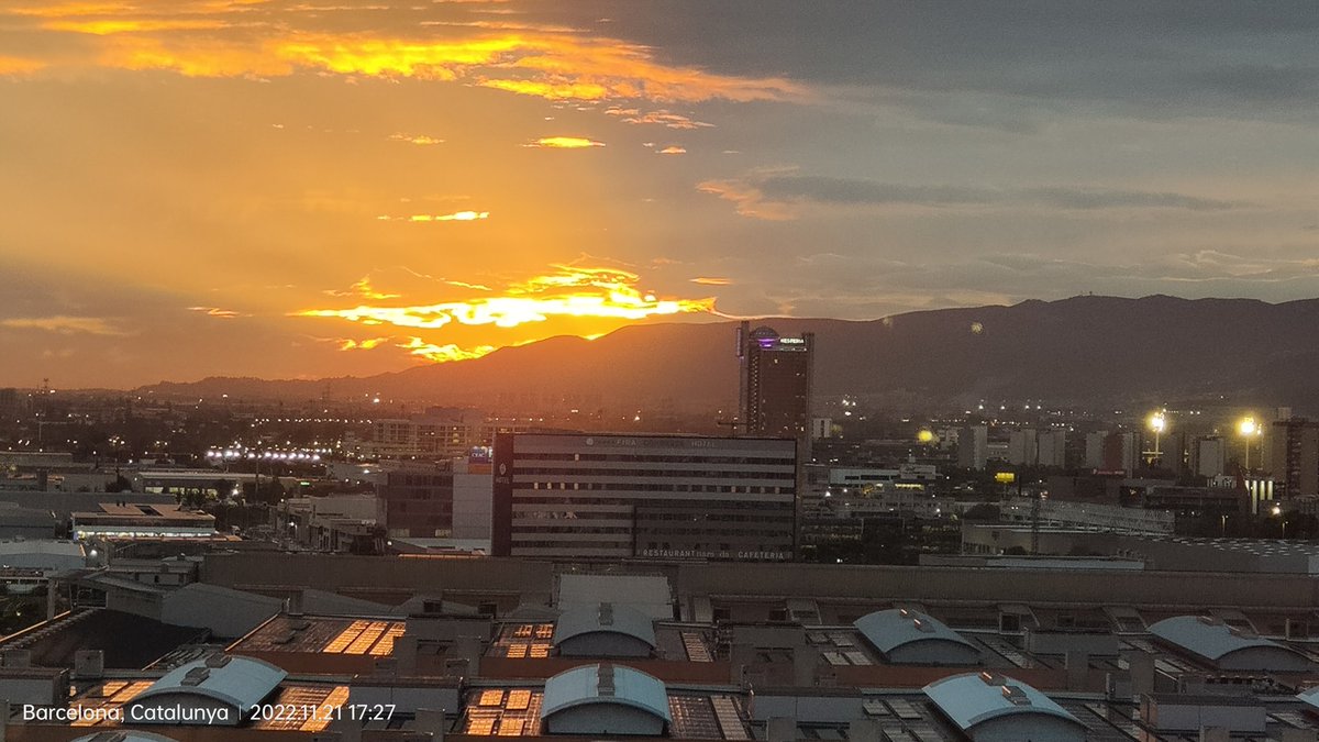 Oskigan's tweet photo. Linda puesta desde 15° planta en Zona Franca @AlfredRPico @eltempsTV3 @TomasMolinaB https://t.co/ZC0k9N4olD