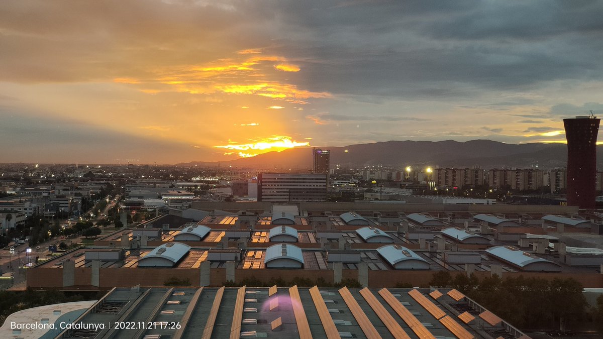 Oskigan's tweet photo. Linda puesta desde 15° planta en Zona Franca @AlfredRPico @eltempsTV3 @TomasMolinaB https://t.co/ZC0k9N4olD