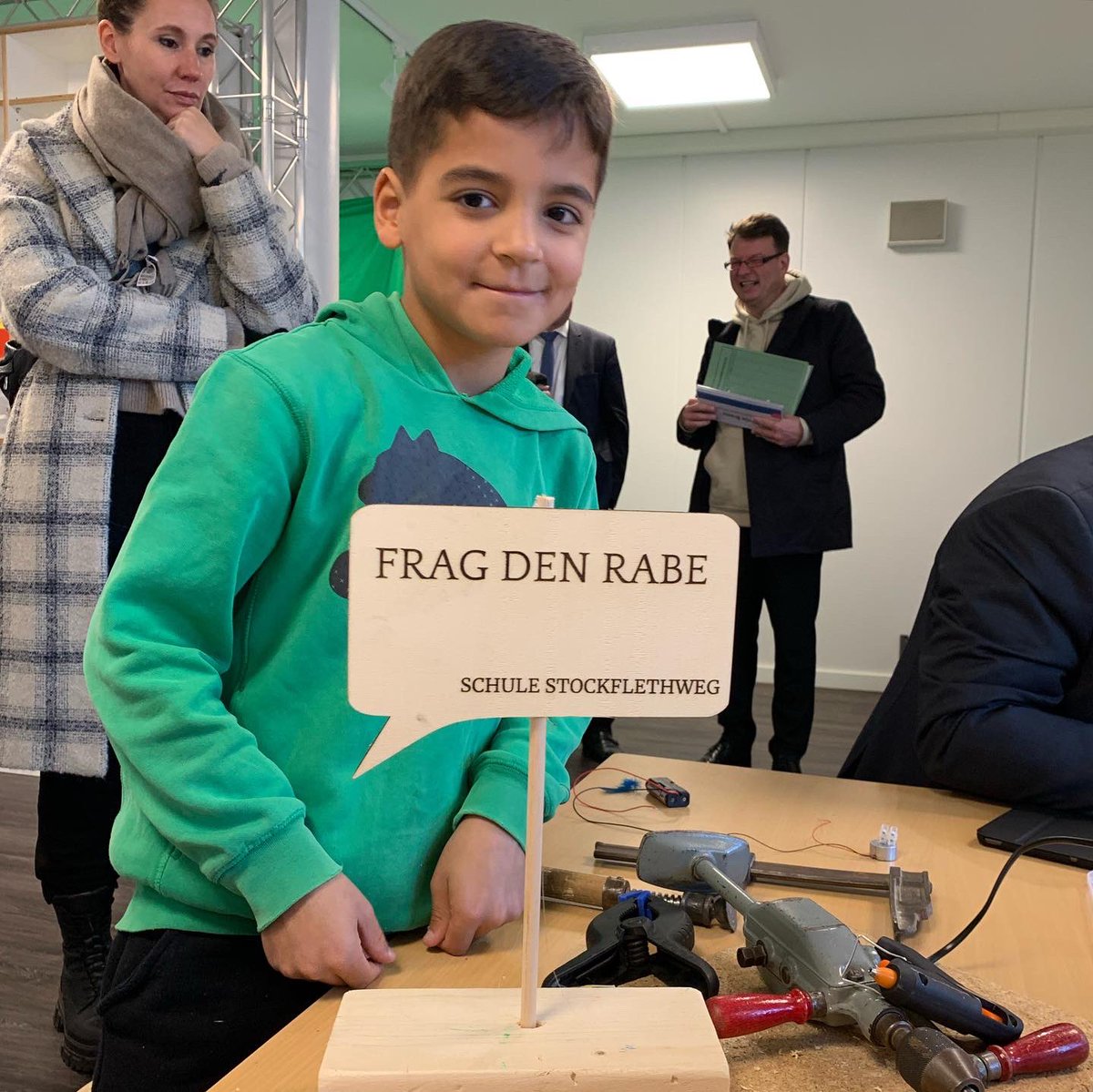 hh_bsb's tweet photo. Schulsenator Ties Rabe zu Gast an der Schule Stockflethweg in Langenhorn zur Einweihung des „Makerhubs“ - ein multifunktional nutzbarer Raum mit vielen Werkzeugen zum Programmieren, löten, aufnehmen, 3D drucken &amp; vielem mehr. #informatik #schuleHH #digitalisierung #twlz https://t.co/I59Pmr8cZT