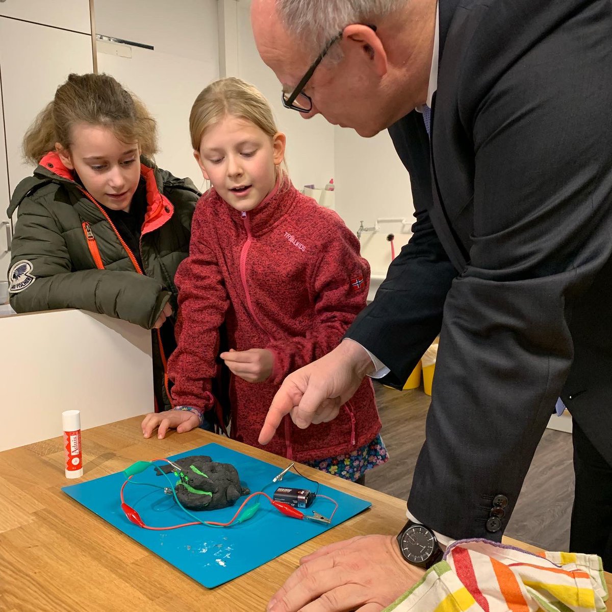 hh_bsb's tweet photo. Schulsenator Ties Rabe zu Gast an der Schule Stockflethweg in Langenhorn zur Einweihung des „Makerhubs“ - ein multifunktional nutzbarer Raum mit vielen Werkzeugen zum Programmieren, löten, aufnehmen, 3D drucken &amp; vielem mehr. #informatik #schuleHH #digitalisierung #twlz https://t.co/I59Pmr8cZT