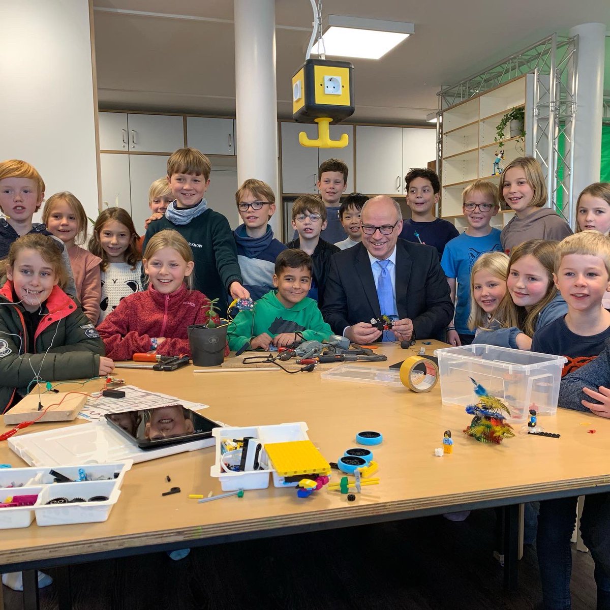 hh_bsb's tweet photo. Schulsenator Ties Rabe zu Gast an der Schule Stockflethweg in Langenhorn zur Einweihung des „Makerhubs“ - ein multifunktional nutzbarer Raum mit vielen Werkzeugen zum Programmieren, löten, aufnehmen, 3D drucken &amp; vielem mehr. #informatik #schuleHH #digitalisierung #twlz https://t.co/I59Pmr8cZT