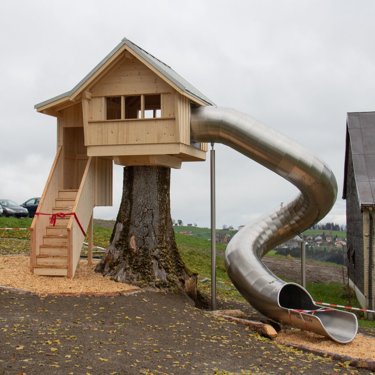 Im Kinderdorf Pestalozzi thront neu ein wunderschönes Appenzeller Baumhaus.🏡
Herzlichen Dank an die Livit AG für die grosszügige Spende sowie bei SJB Kempter Fitze AG für den Bau, welchen die Lernenden umgesetzt haben.

👉 pestalozzi.ch/de/news/baumha…