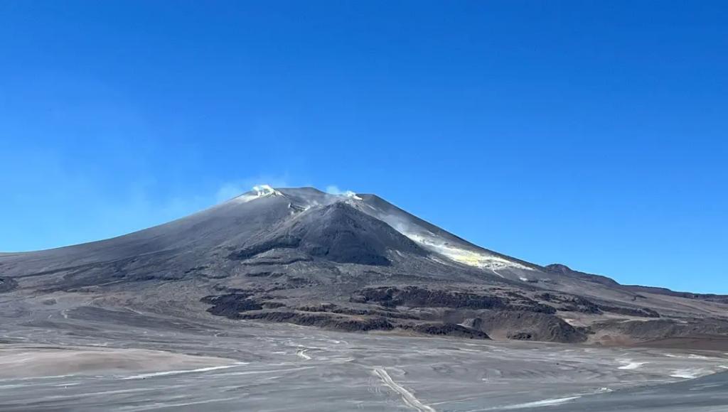 FICRvolcanes's tweet photo. Los datos que se obtienen de la cámara, permiten obtener la concentración de dióxido de azufre y así determinar alguna actividad inusual del volcán 🌋

#ciencia #volcan #lastarria #volcanlastarria #terreno #volcanes https://t.co/bzeDbGTMZd