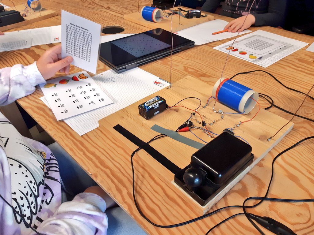 LehrstuhlEMV's tweet photo. Heute traf sich auch mal wieder die Arbeitsgruppe Studienwerbung an der Fakultät für Elektro- und Informationstechnik, u.a. mit folgenden Themen:
- Auswertung der #Herbstuni
- Planung der nächsten digitalen Studieninfotage an der @OVGUpresse
- Ausblick auf die nächsten #MINTTage https://t.co/WIsxp5NP8V