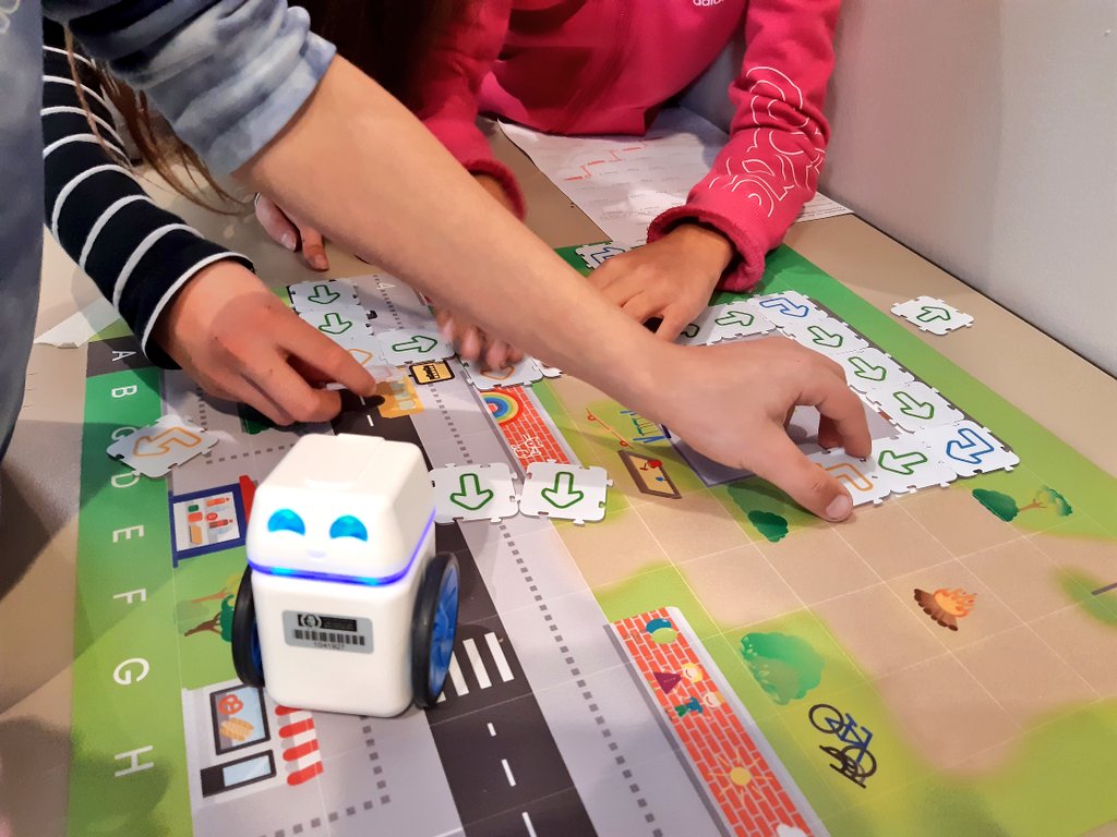 LehrstuhlEMV's tweet photo. Heute traf sich auch mal wieder die Arbeitsgruppe Studienwerbung an der Fakultät für Elektro- und Informationstechnik, u.a. mit folgenden Themen:
- Auswertung der #Herbstuni
- Planung der nächsten digitalen Studieninfotage an der @OVGUpresse
- Ausblick auf die nächsten #MINTTage https://t.co/WIsxp5NP8V