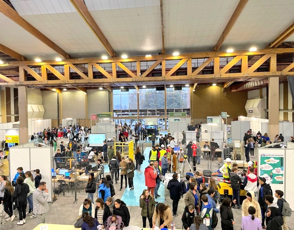 Dsden47's tweet photo. Inauguration du salon ambition et avenir à Villeneuve/Lot en présence de M le sous prefet.
▶️ 16 pôles métiers valorisant les gestes pros
▶️ 100 acteurs: élèves, apprentis, enseignants, CIO, Région
▶️ 30 professionnels
📅 jusqu'au 25 novembre
@ABisagni @AcBordeaux #DASEN47 https://t.co/ey0auJIcvG