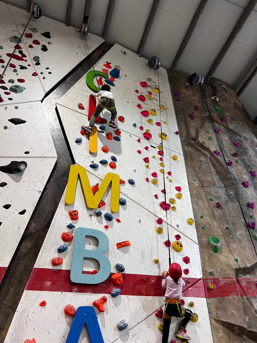 ColSantLluis's tweet photo. Avui l’alumnat de #4tPRI ha fet la sortida d’escalada a Climbat La Foixarda🧗! Han sigut dues hores molt intenses d’activitat, on hem descobert que l’escalada ens agrada molt. ✨

#ColSantLluís #curs20222023
@climbatcenters https://t.co/h6DqIAHqEH