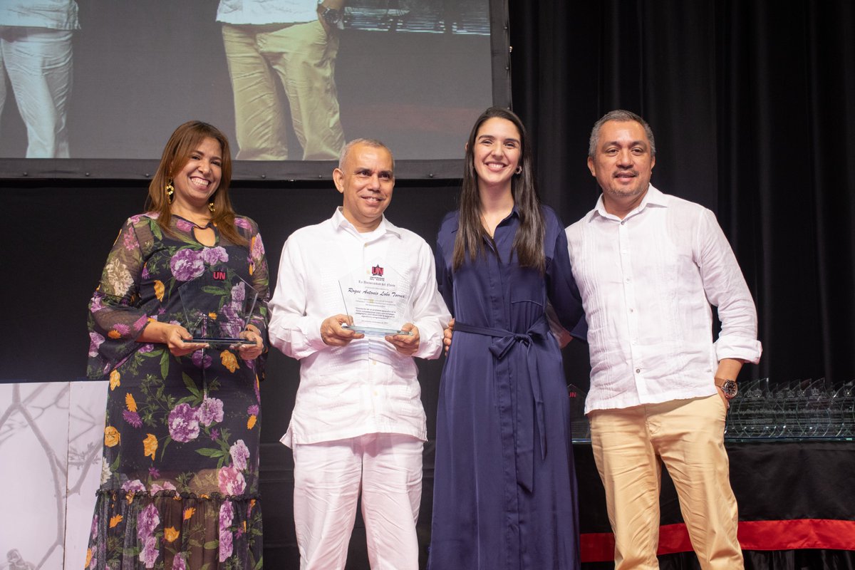 Cedu_Uninorte's tweet photo. Estos son los profesores que recibieron reconocimientos por desarrollar propuestas ganadores y sobresalientes en el Concurso de Innovación Pedagógica 2022👏✨

¡Felicidades a los profesores Luz Estela Tobón, Jair Vega, Thaiz Reciolino, Luiz Kleaim, Rocío Ramos y Roque Lobo! https://t.co/sHBuvPI2ag