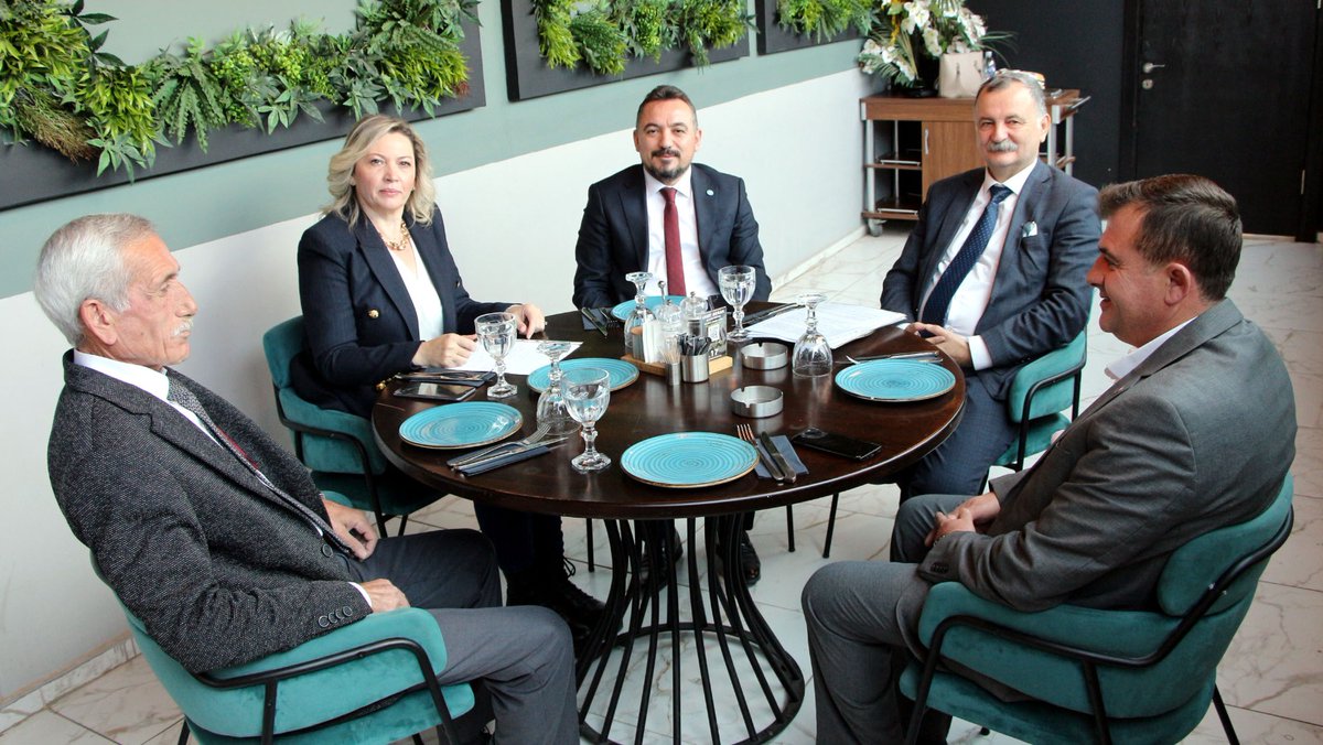 Bugün çok kıymetli misafirlerim vardı. 6lı masanın değerli başkanları ile gündeme dair değerlendirmeler yaptık. Manisa olarak bu anlamda çok şanslı bir iliz, ve birlikte çok iyi işler yapacağız!!!...