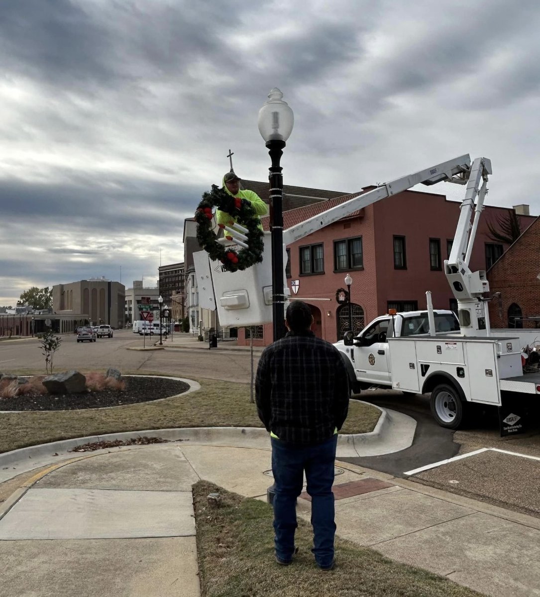 Our Parks and Rec elves along with the Sign and Signal crews are hard at work this week bringing the Christmas spirit to downtown! #goTXK #ChristmasTimeInTexas #Texarkana #ArtsAndHistoricDistrict