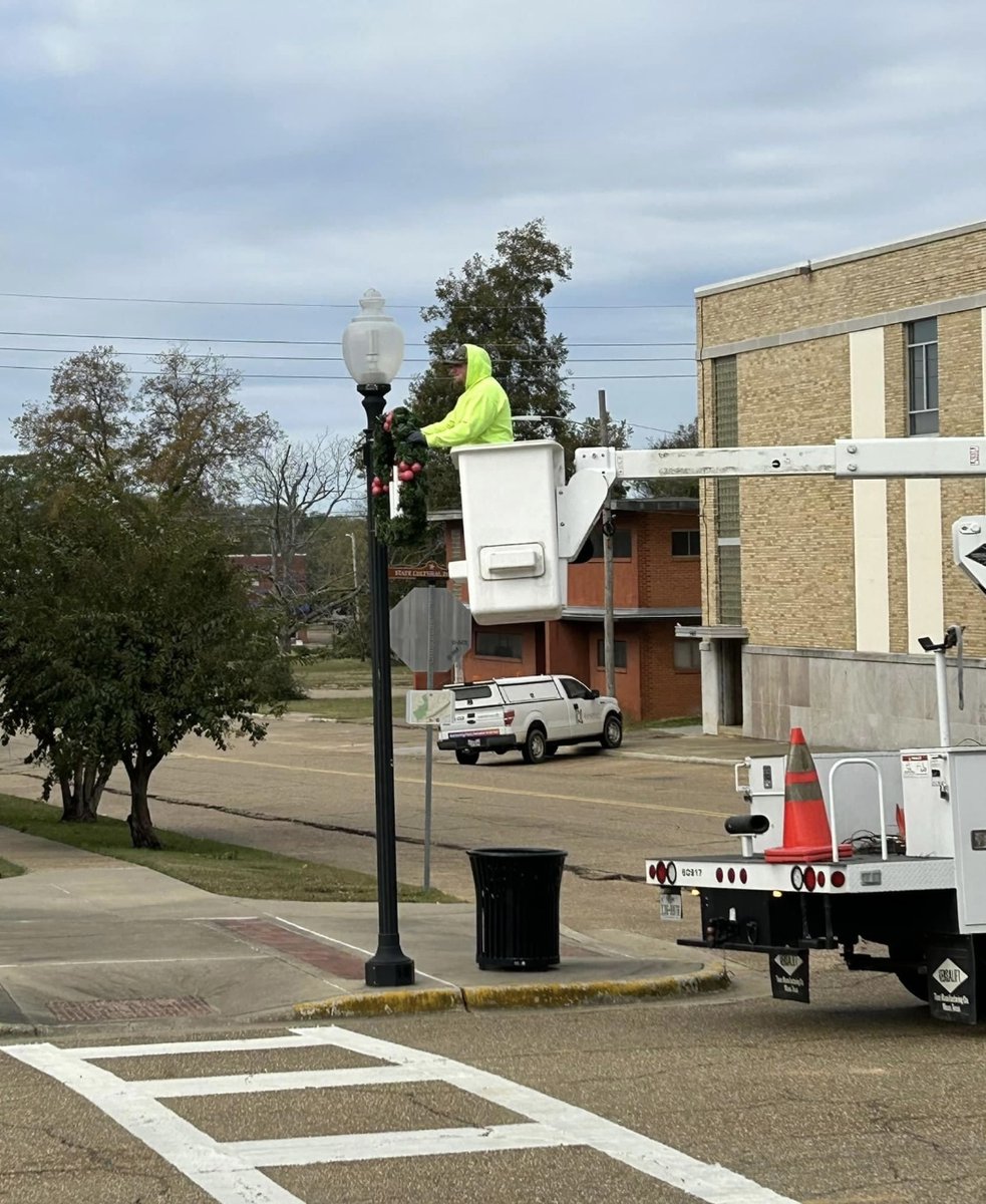 CityTxkTX's tweet photo. Our Parks and Rec elves along with the Sign and Signal crews are hard at work this week bringing the Christmas spirit to downtown! #goTXK #ChristmasTimeInTexas #Texarkana #ArtsAndHistoricDistrict https://t.co/8MKmKtDfbY