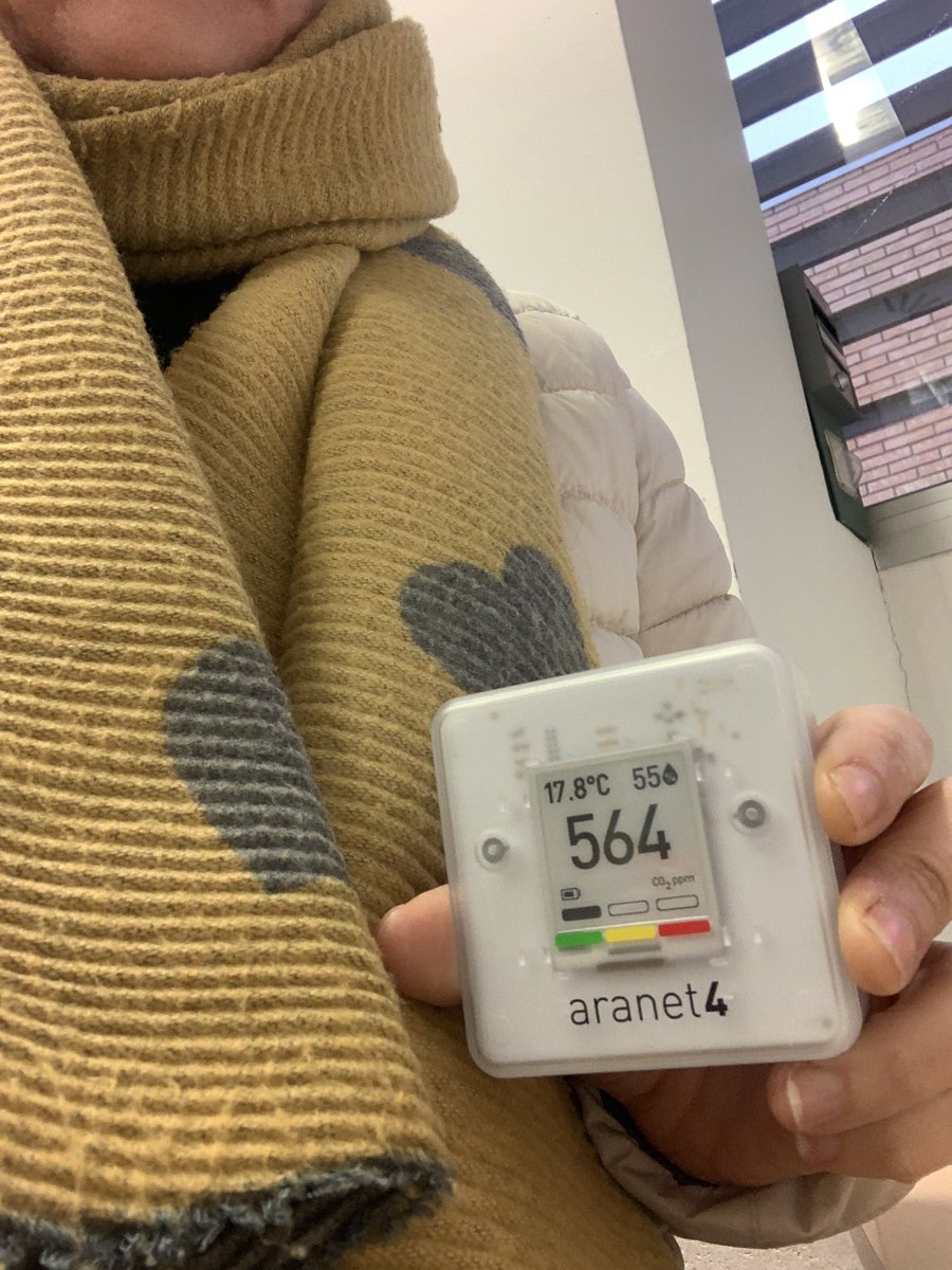 Seguimos con temperaturas inferiores a los 19ºC en los despachos trabajando con abrigo y bufanda <a href="/FVeterinariaUZ/">FacVeterinariaUNIZAR</a> <a href="/unizar/">Universidad Zaragoza</a> <a href="/OficinaVerdeUZ/">Oficina Verde UNIZAR</a>