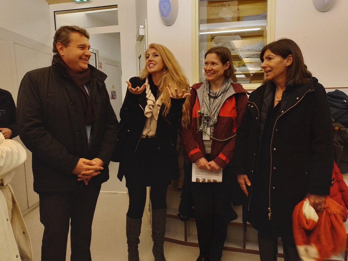😊 Ambiance joyeuse pour #sauverlesJEP lors de la visite de <a href="/Anne_Hidalgo/">Anne Hidalgo</a> et <a href="/EricLejoindre/">Eric Lejoindre</a> à Marcadet. 🙏 Merci à eux et en route vers <a href="/AssembleeNat/">Assemblée nationale</a> ! #inclusion #education #mixitésociale