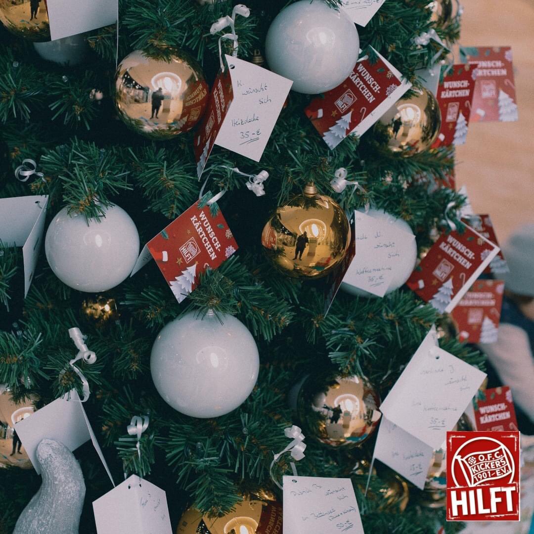 OFC_offiziell's tweet photo. Heute ist unser jährliches Wunsch-Projekt mit der Tafel Offenbach für bedürftige Senioren gestartet. Gut 300 Seniorenwünsche sind am Christbaum vor dem Thalia-Shop im KOMM-Center zusammen gekommen. ℹ️: https://t.co/gANz51taAW 🔴⚪️ #OFChilft #kickersoffenbach https://t.co/BiQHCRNS9y