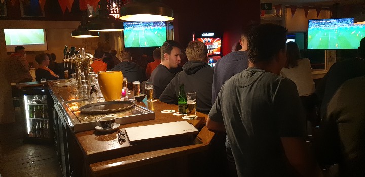 trebbie's tweet photo. Gezellig druk bij @hetoudestation tijdens de eerste wedstrijd van het Nederlandselftal, nu nog doelpunten. https://t.co/qNrgo5giAg