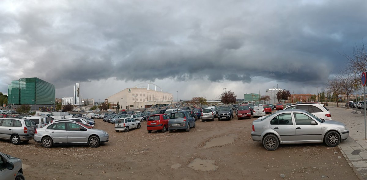 Espectacular cumulonimbus arcus esta tarde en Zaragoza, instantes previos de la potente tormenta que ha descargado sobre la ciudad, que ha venido acompañada de rachas de viento que han superado los 100 km/h: