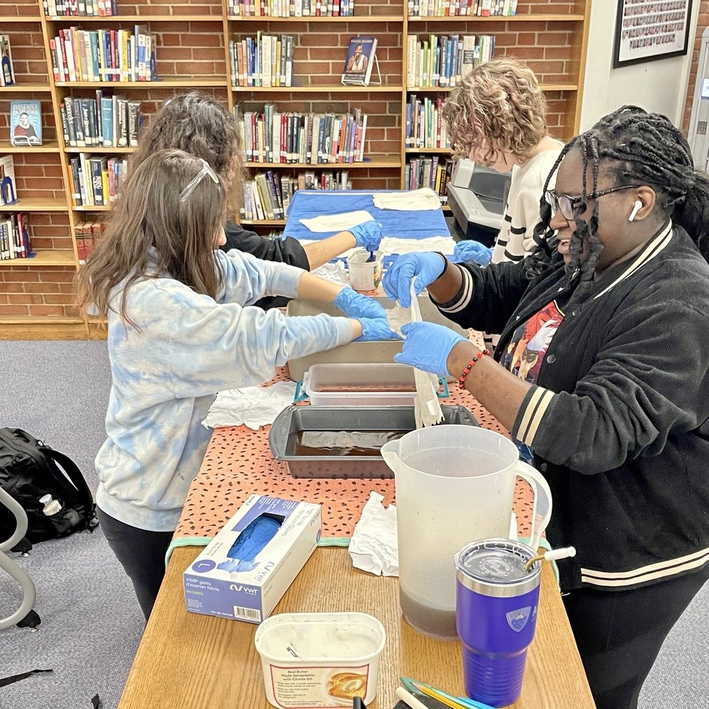 AfftonHS's tweet photo. English 1 classes tea stain paper in preparation for their Depression era journal entries by characters in Of Mice and Men. #afftonlearns https://t.co/dugYAOfDmg