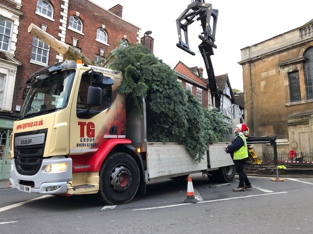TGBUILDERSM's tweet photo. The tree is up! Visitors to #Bewdley will be getting into the Xmas spirit, thanks to TG Hardwicks and
@BewdleyRotary
#Wolverley #Kidderminster https://t.co/WQrw77bgds